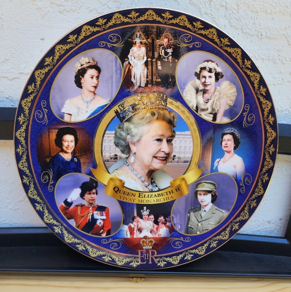 Queen Elizabeth II Collector Plate #1039 Limited Edition Porcelain - Picture 1 of 8